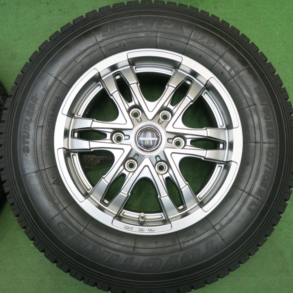 バリ溝！24年！キレイ！9.5分★ハイエース 等 195/80R15 107/105N トーヨー デルベックス 935 BISON BN-03 バイソン 15インチ PCD139.7/6H★5071903HAス