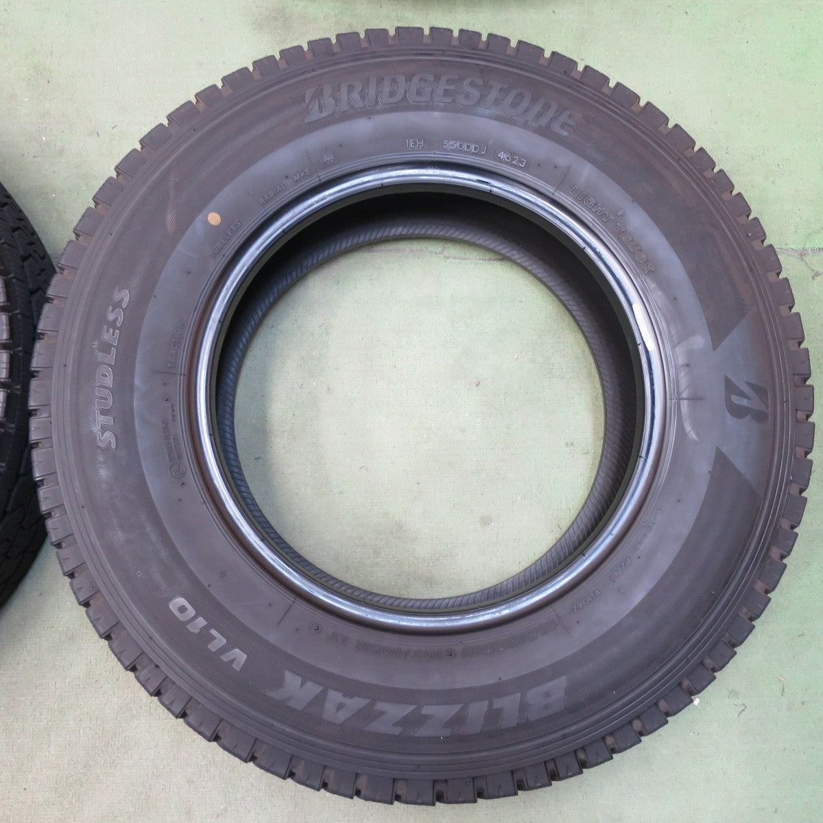 バリ溝！23年！9.5分◎スタッドレス 195/80R15 107/105N ブリヂストン ブリザック VL10 タイヤ 15インチ ハイエース キャラバン 等◎6101302イスタ