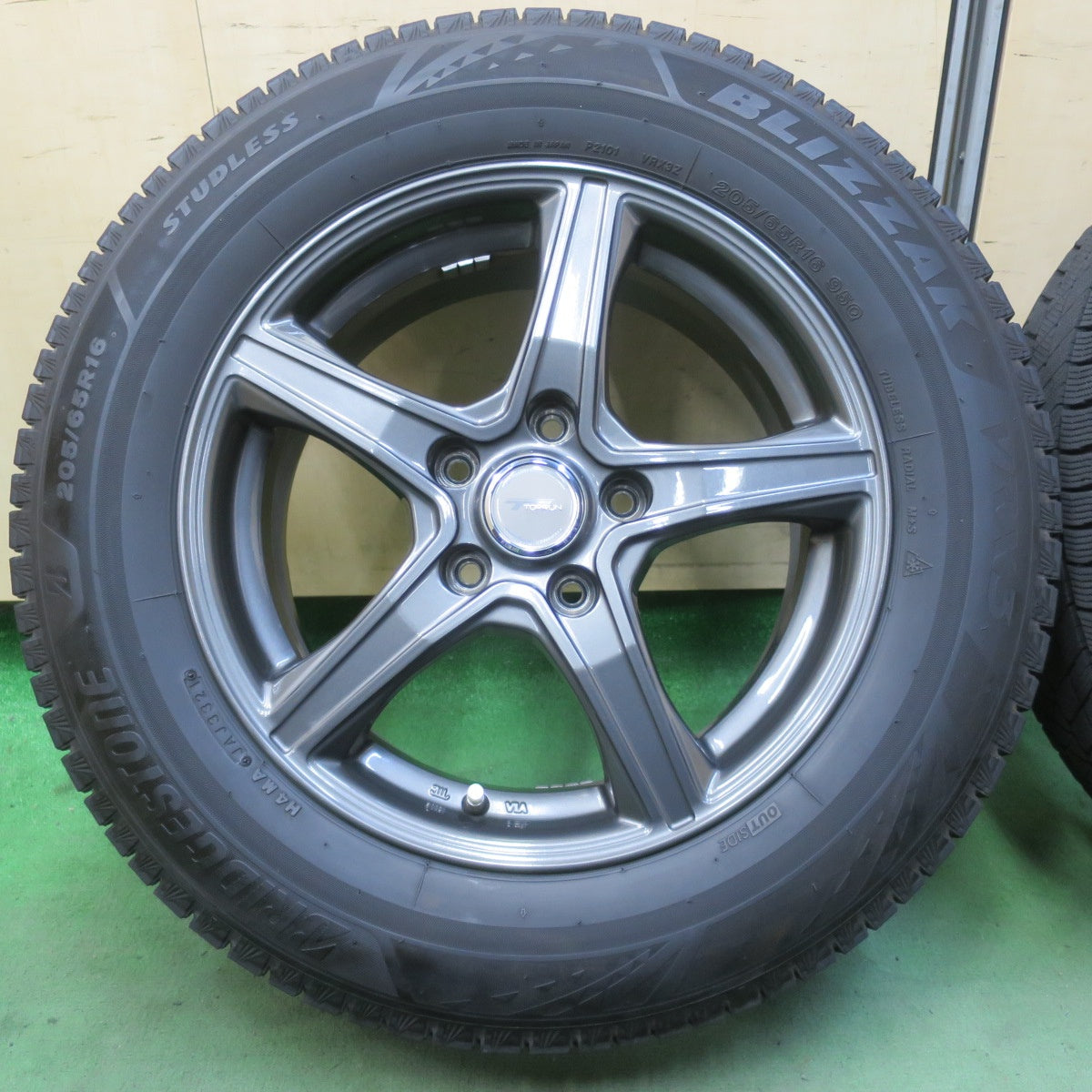 バリ溝！キレイ！9.5分★スタッドレス 205/65R16 ブリヂストン ブリザック VRX3 TOPRUN トップラン 16インチ PCD114.3/5H★6050803イス