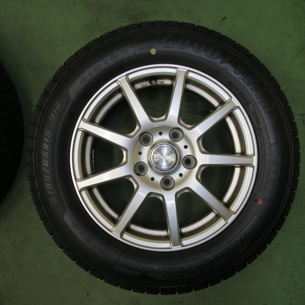 バリ溝！24年！9.5分以上★スタッドレス 195/65R15 グッドイヤー アイスナビ7 ravrion ラブリオン 15インチ PCD114.3/5H★5101401TTス