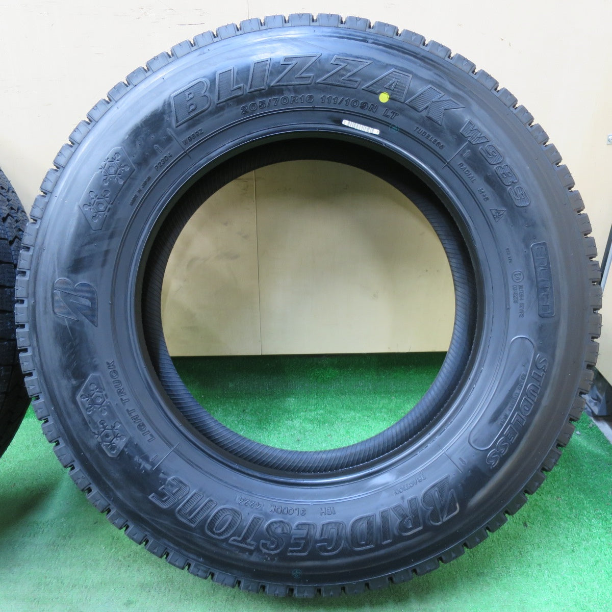 [送料無料] 未使用！24年★トラック タイヤ 205/70R16 111/109N スタッドレス ブリヂストン ブリザック W989 16インチ★5022804イスタ