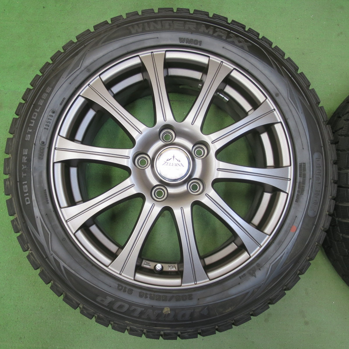バリ溝！キレイ！9.5分以上★スタッドレス 205/55R16 ダンロップ ウインターマックス WM01 ZELERNA ゼラーナ 16インチ PCD114.3/5H★5070601イス