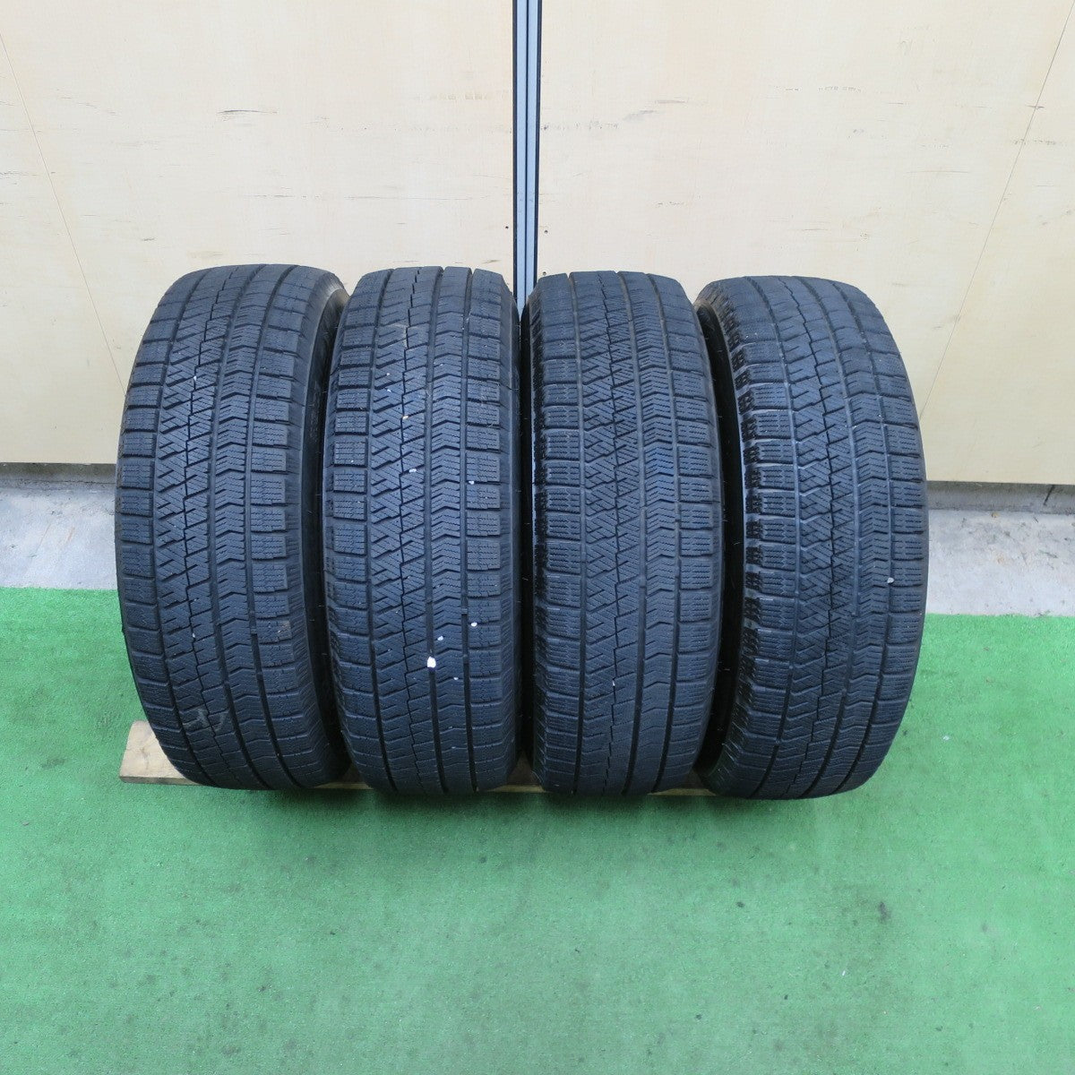 バリ溝！24年！キレイ！9.5分以上★スタッドレス 195/65R15 ブリヂストン ブリザック VRX2 TIRO 15インチ PCD114.3/5H★5090702TTス