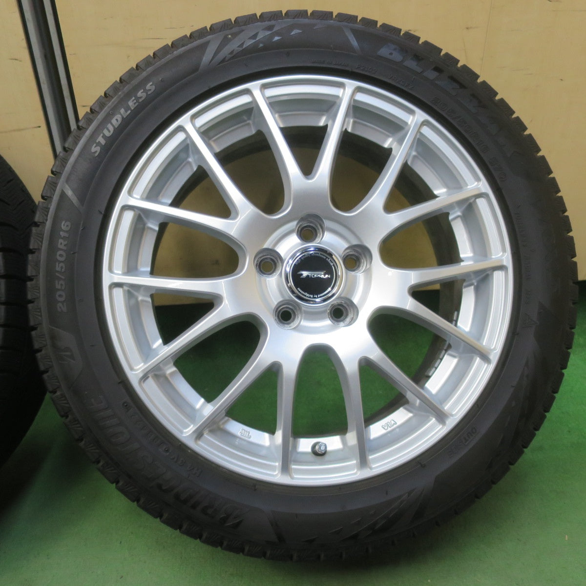 バリ溝！キレイ！9.5分★インプレッサ 等 205/50R16 スタッドレス ブリヂストン ブリザック VRX3 TOPRUN トップラン 16インチ PCD100/5H★6041505イス