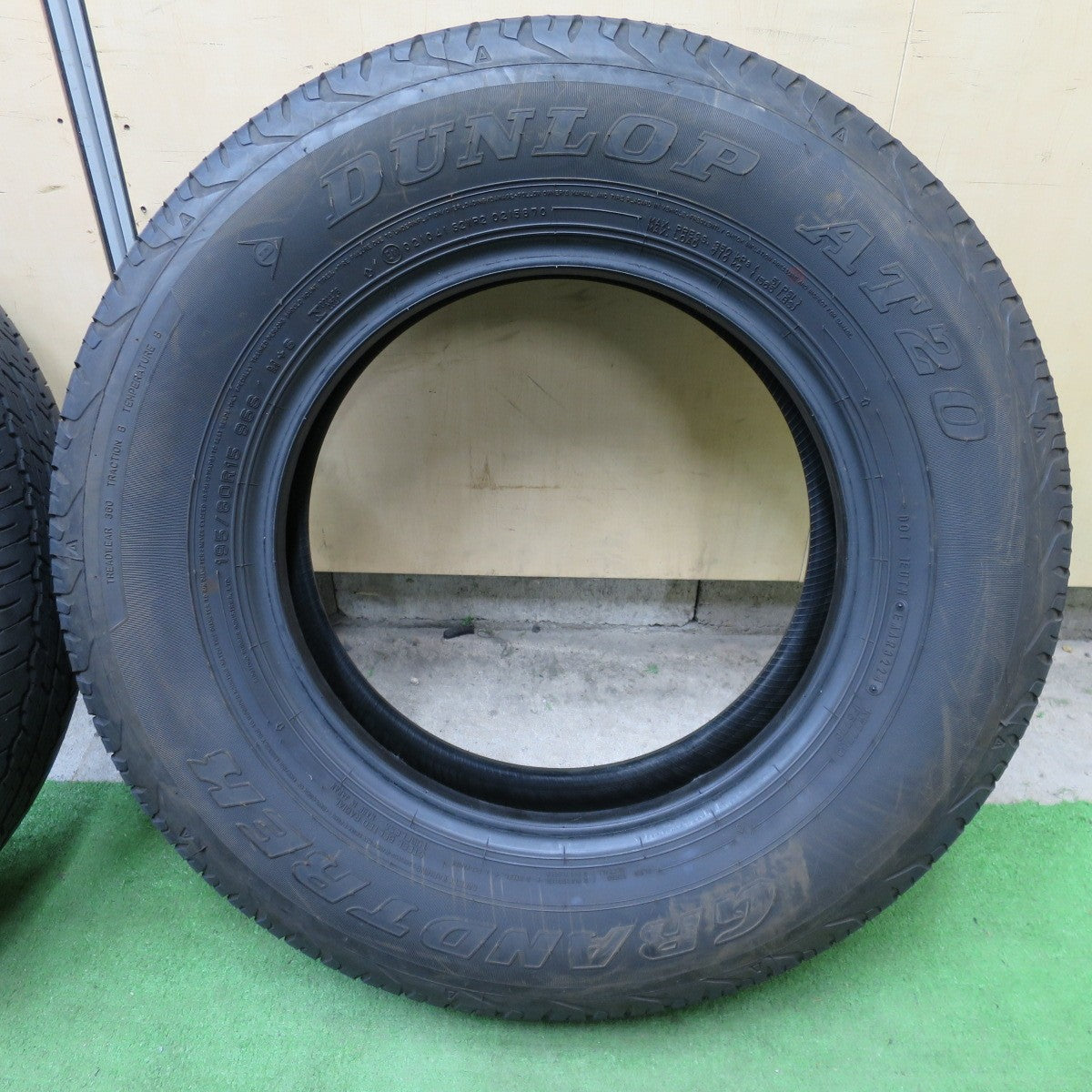 バリ溝！24年！8.5分★195/80R15 ダンロップ グラントレック AT20 タイヤ 15インチ ジムニー シエラ 等★6021601NGノタ