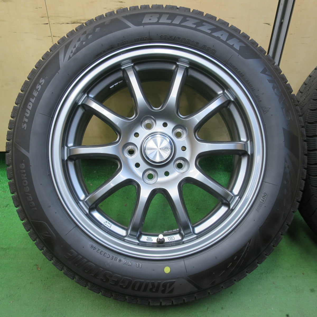 バリ溝！24年！キレイ！ほぼ10分★スタッドレス 195/60R16 ブリヂストン ブリザック VRX3 Claire ZT10 クレール 16インチ PCD114.3/5H★5061801イス