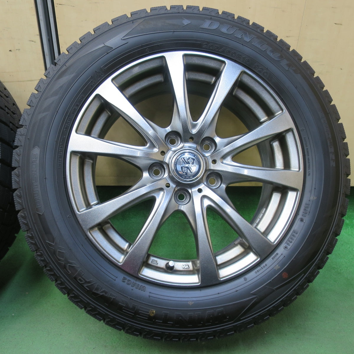 バリ溝！24年！9.5分★スタッドレス 205/60R16 ダンロップ ウインターマックス WM02 T.R.G. TRG 16インチ PCD114.3/5H★5110705イス
