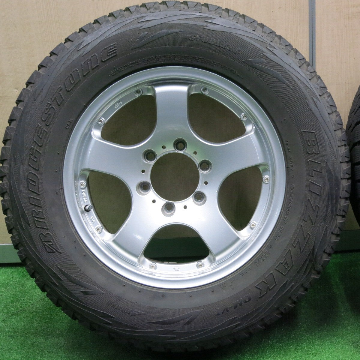 [送料無料] バリ溝！キレイ！8.5分★プラド 等 265/65R17 スタッドレス ブリヂストン ブリザック DM-V1 社外 アルミ 17インチ PCD139.7/6H★4112201NJス