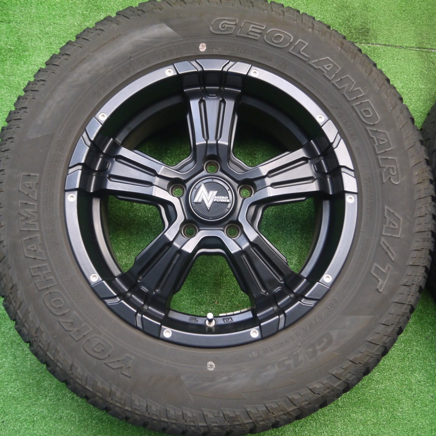 [送料無料] キレイ★NITRO POWER LFM527 CROSS CLAW 225/70R16 ヨコハマ ジオランダー A/T G015 ナイトロパワー PCD114.3/5H★4091703Hノ