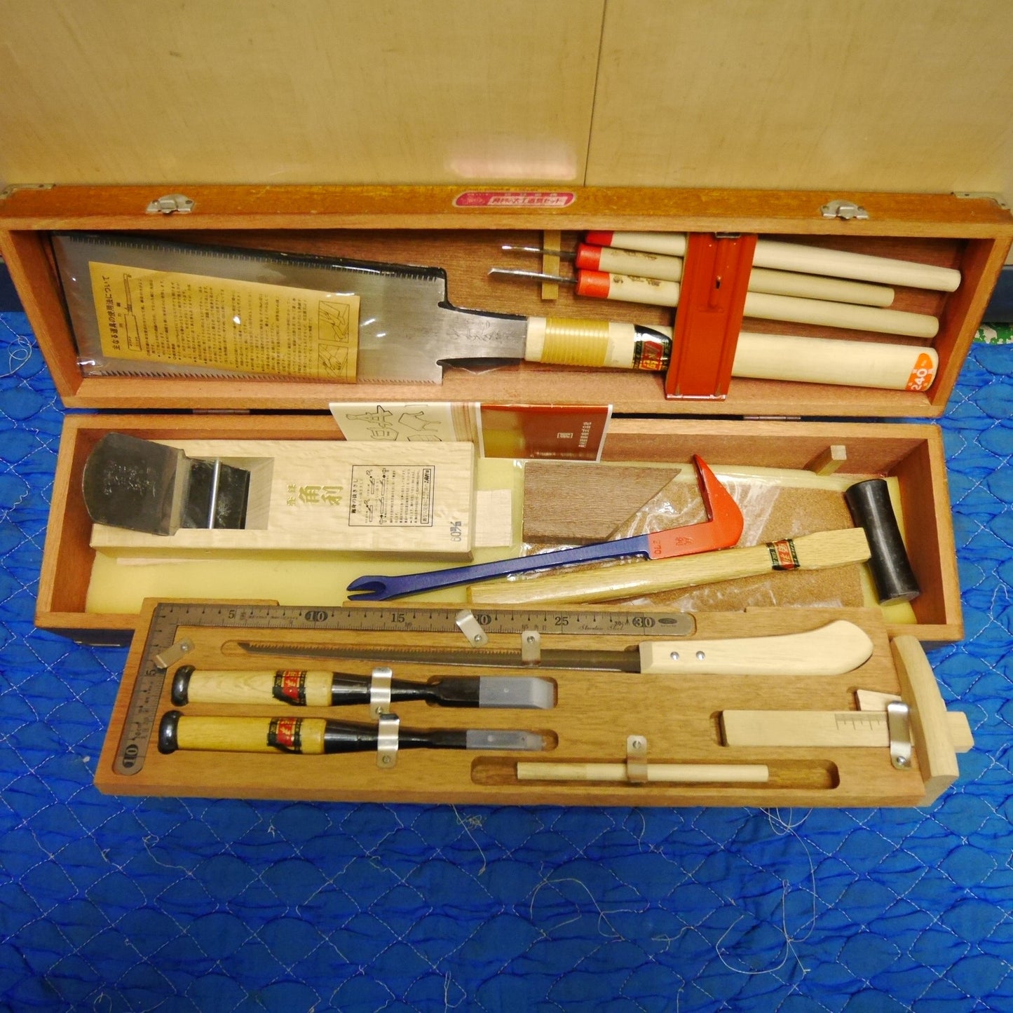[送料無料] キレイ！まとめ売り！セット☆角利の 大工 道具 セット 入門用 工具 セット ノコギリ カンナ ノミ キリ バール 等 木箱 ケース ハンド ツール☆