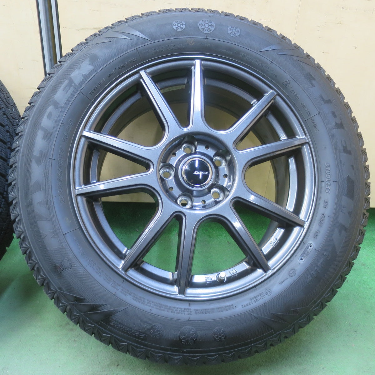 バリ溝！24年！キレイ！ほぼ10分◎スタッドレス 225/65R17 マックストレック TREK M7 Plus EMBELY エンベリー 17インチ PCD114.3/5H◎6100901イス