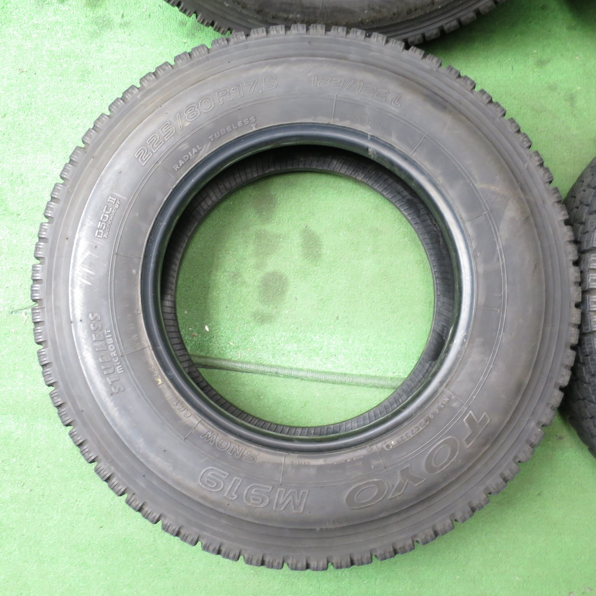 *送料無料* バリ溝！9分★トラック タイヤ 225/80R17.5 123/122L スタッドレス トーヨー M919 17.5インチ★4052804クスタ