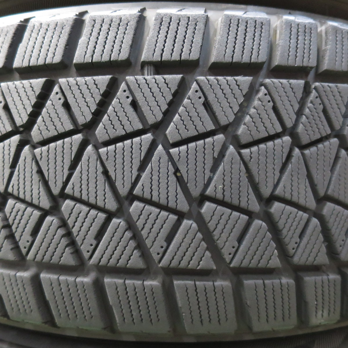 [送料無料] バリ溝！8.5分★スバル VM系 レヴォーグ 純正 225/60R18 スタッドレス ブリヂストン ブリザック DM-V2 18インチ PCD114.3/5H★5020104イス