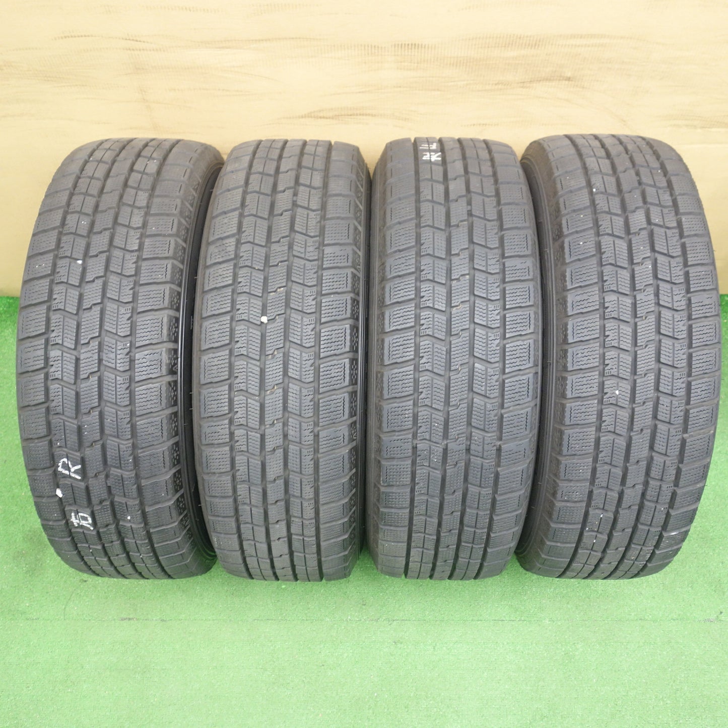 バリ溝！22年！キレイ！9.5分★プリウス 等 195/65R15 スタッドレス グッドイヤー アイスナビ7 ravrion RS01 ラブリオン 15インチ PCD100/5H★6051803KTス