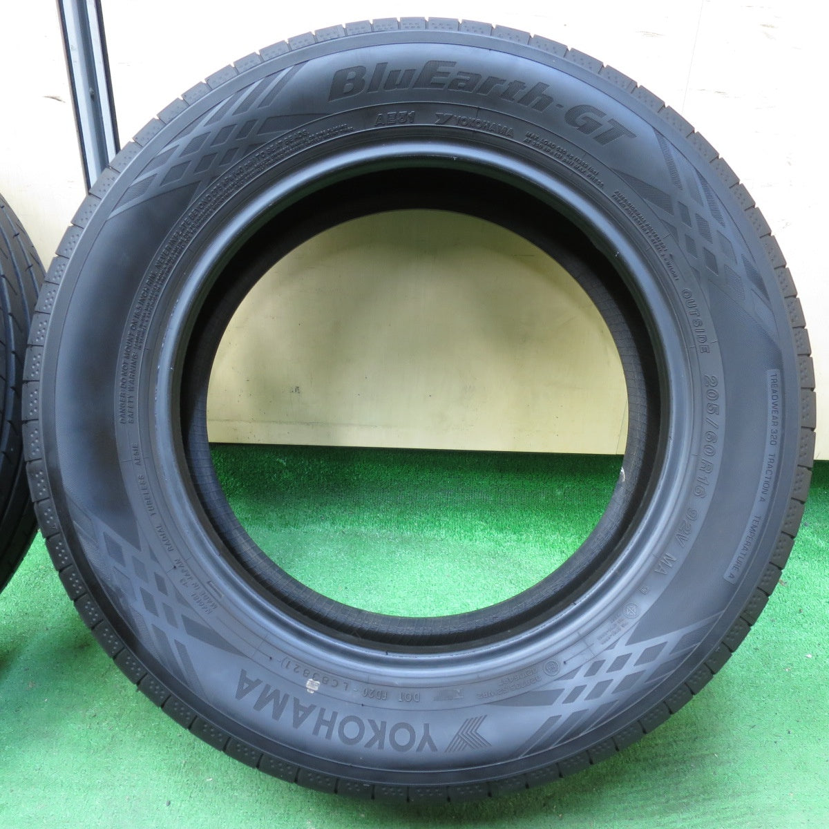 [送料無料] バリ溝！21年！9分★205/60R16 ヨコハマ BluEarth-GT AE51 タイヤ 16インチ ノア ヴォクシー レガシィ 等★4092412イノタ