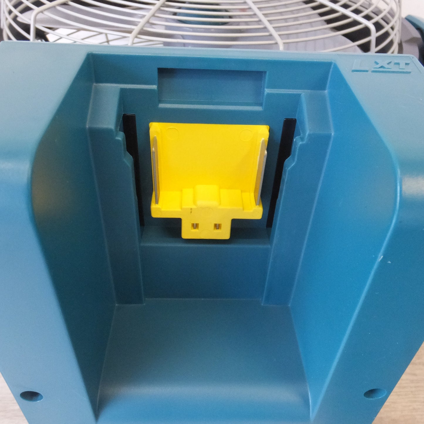 [送料無料] ★マキタ makita 充電式産業扇 CF300D 　ACアダプタ K42A120350J　セット　バッテリ なし★