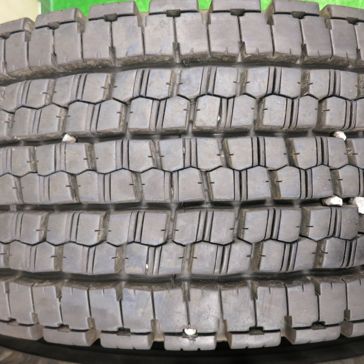*送料無料* バリ溝！23年！8.5分★トラック タイヤ 265/70R19.5 140/138J スタッドレス ブリヂストン W999 19.5インチ★4072306HAスタ