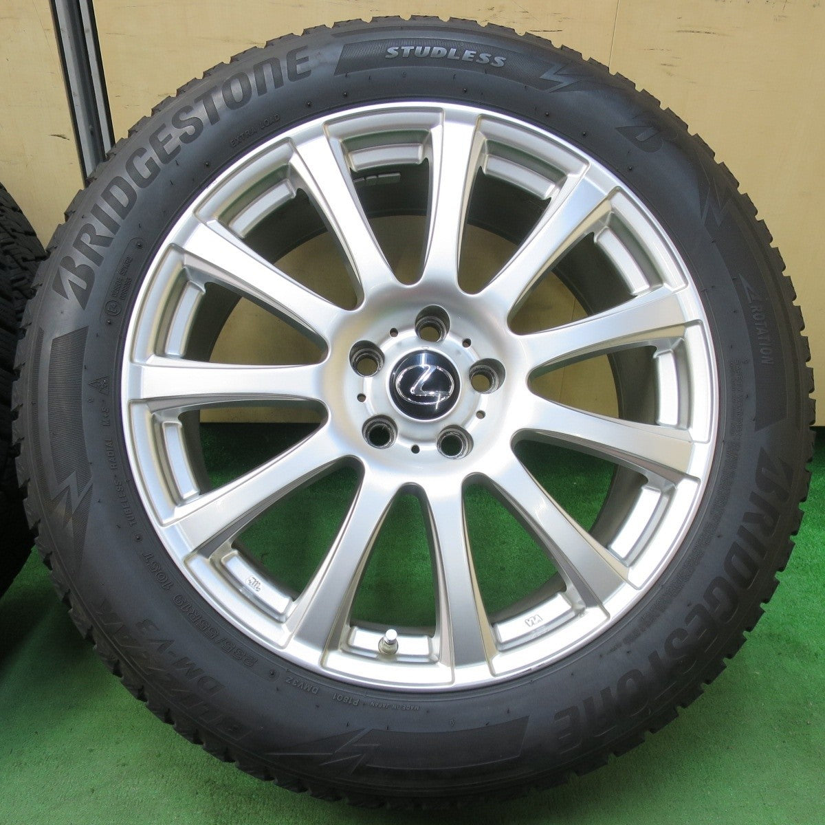 キレイ★レクサス 等 235/55R19 スタッドレス ブリヂストン ブリザック DM-V3 阿部商会 19インチ PCD114.3/5H★5020101イス
