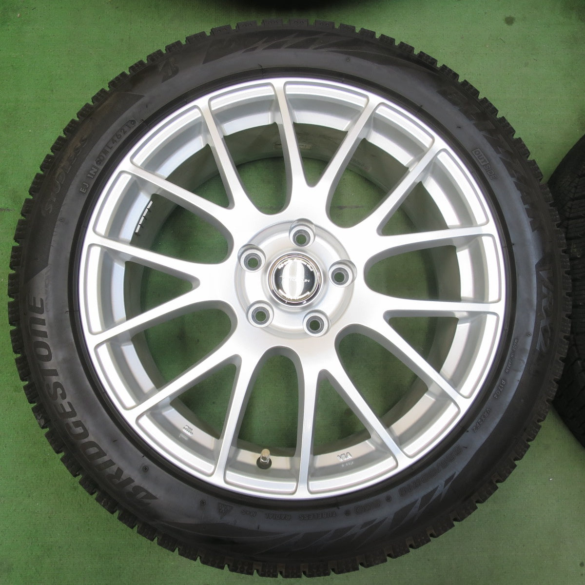 バリ溝！キレイ！9.5分★スタッドレス 225/50R18 ブリヂストン ブリザック VRX2 TOPRUN トップラン 18インチ PCD114.3/5H★6010602イス