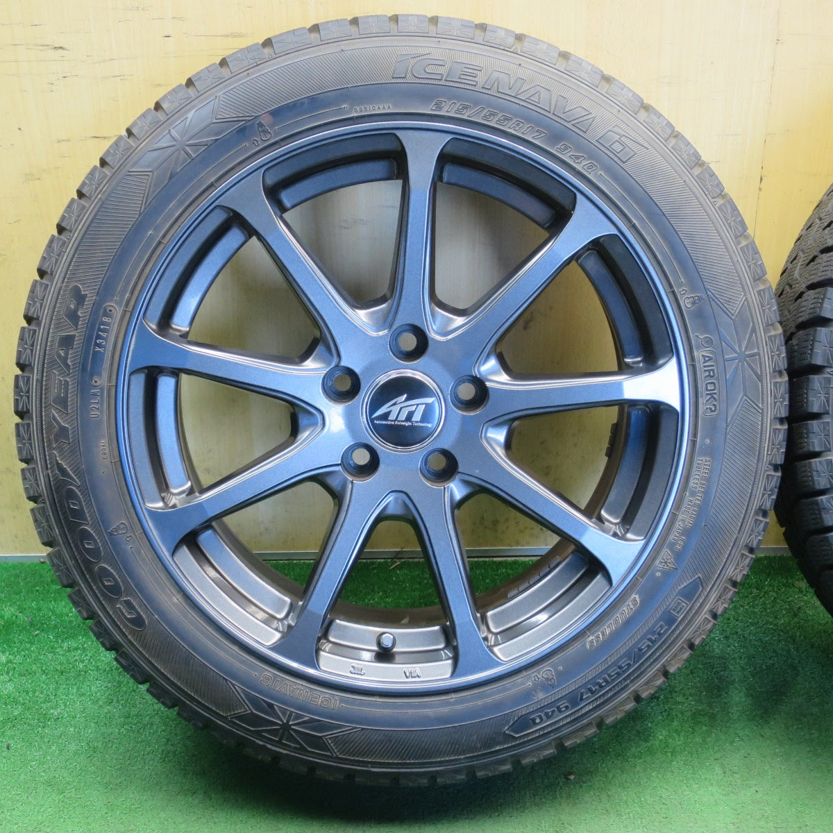 バリ溝！9.5分◎ワーゲン 等 AFT 215/55R17 スタッドレス グッドイヤー アイスナビ6 17インチ PCD112/5H◎6072503NJス