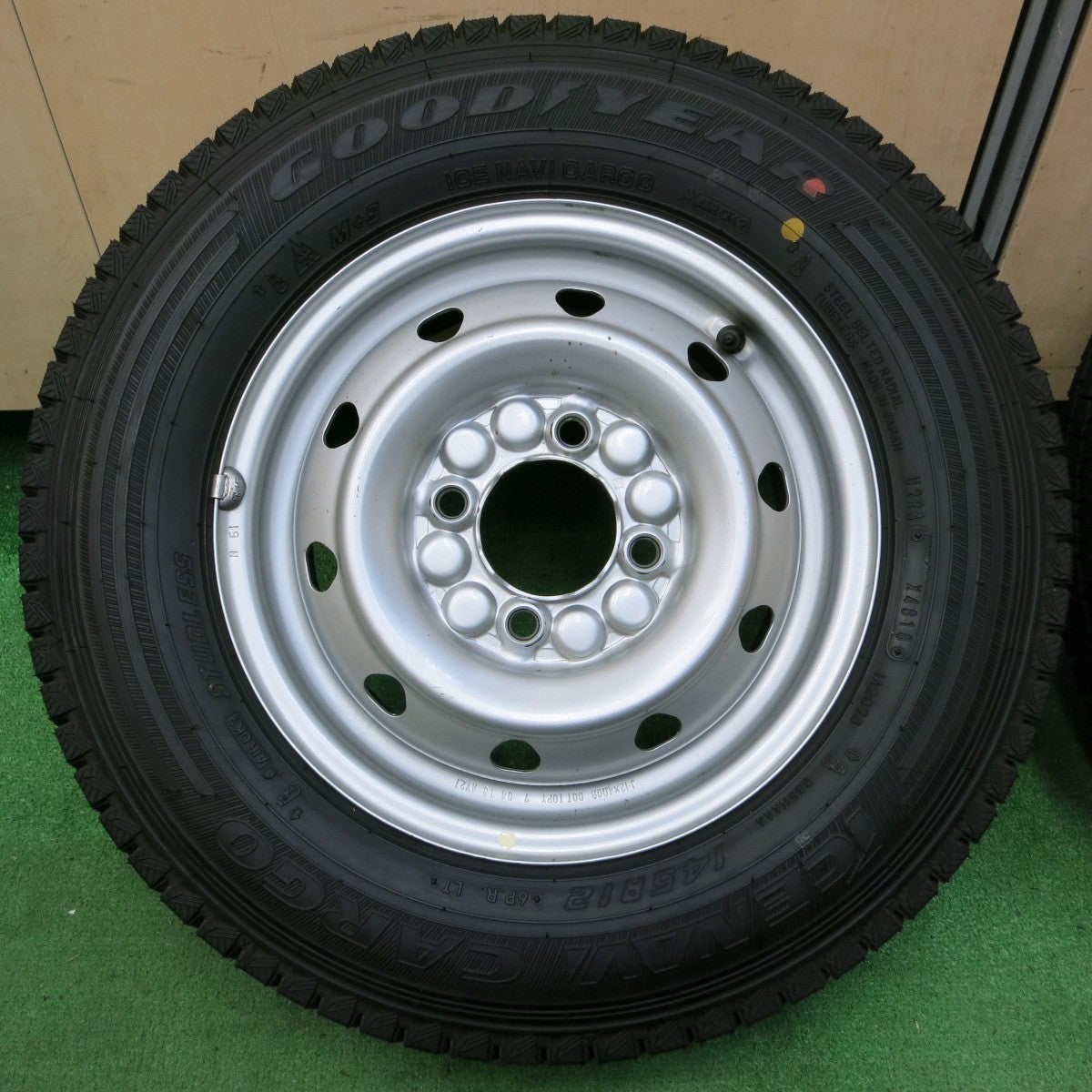 *送料無料* 超バリ溝！キレイ！ほぼ10分★スタッドレス 145R12 6PR グッドイヤー アイスナビ CARGO スチール ホイール 12インチ PCD100/4H★4053108イス