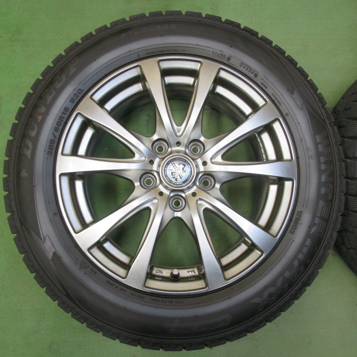 バリ溝！24年！9.5分★スタッドレス 205/60R16 ダンロップ ウインターマックス WM02 T.R.G. TRG 16インチ PCD114.3/5H★5110705イス