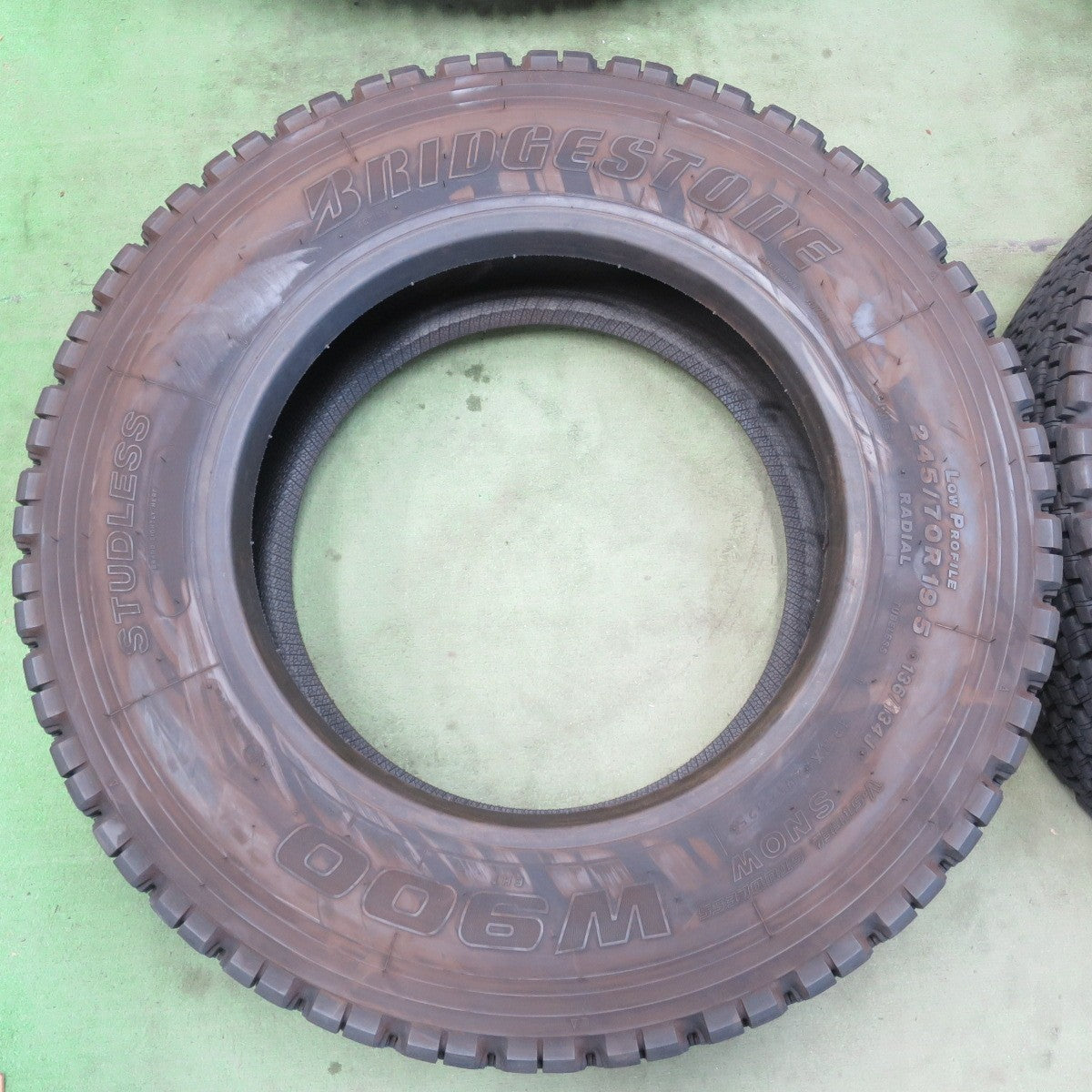 バリ溝！25年！9分★トラック タイヤ 245/70R19.5 136/134J スタッドレス ブリヂストン W900 19.5インチ★6050513イスタ