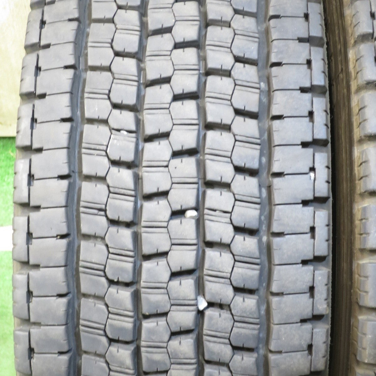 バリ溝！23年！9.5分★トラック タイヤ 245/70R19.5 136/134J スタッドレス ブリヂストン W999 19.5インチ★4052410クスタ