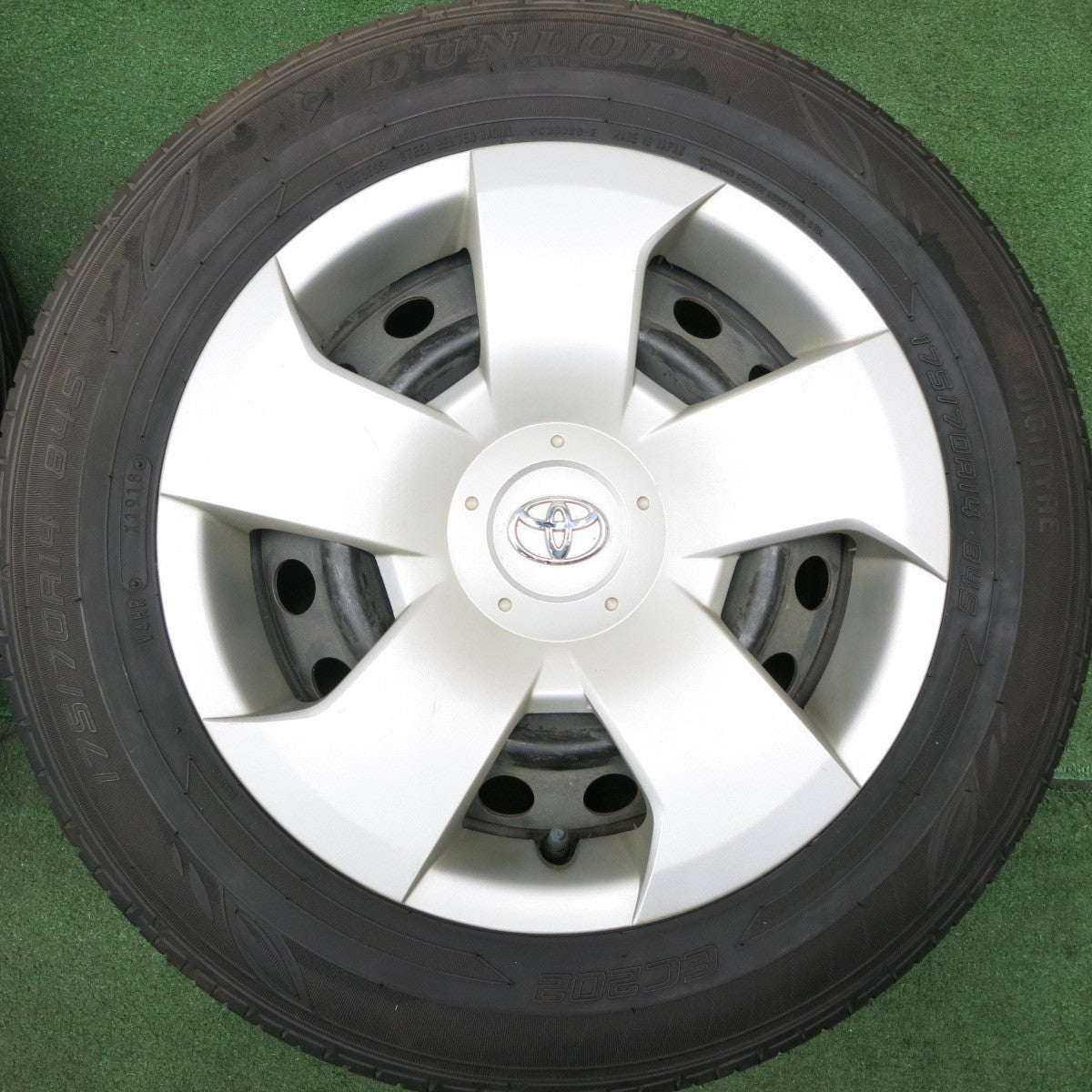 *送料無料* バリ溝！ほぼ10分★トヨタ シエンタ 純正 スチール 175/70R14 ダンロップ EC202 14インチ PCD100/4H★4051708HAノ