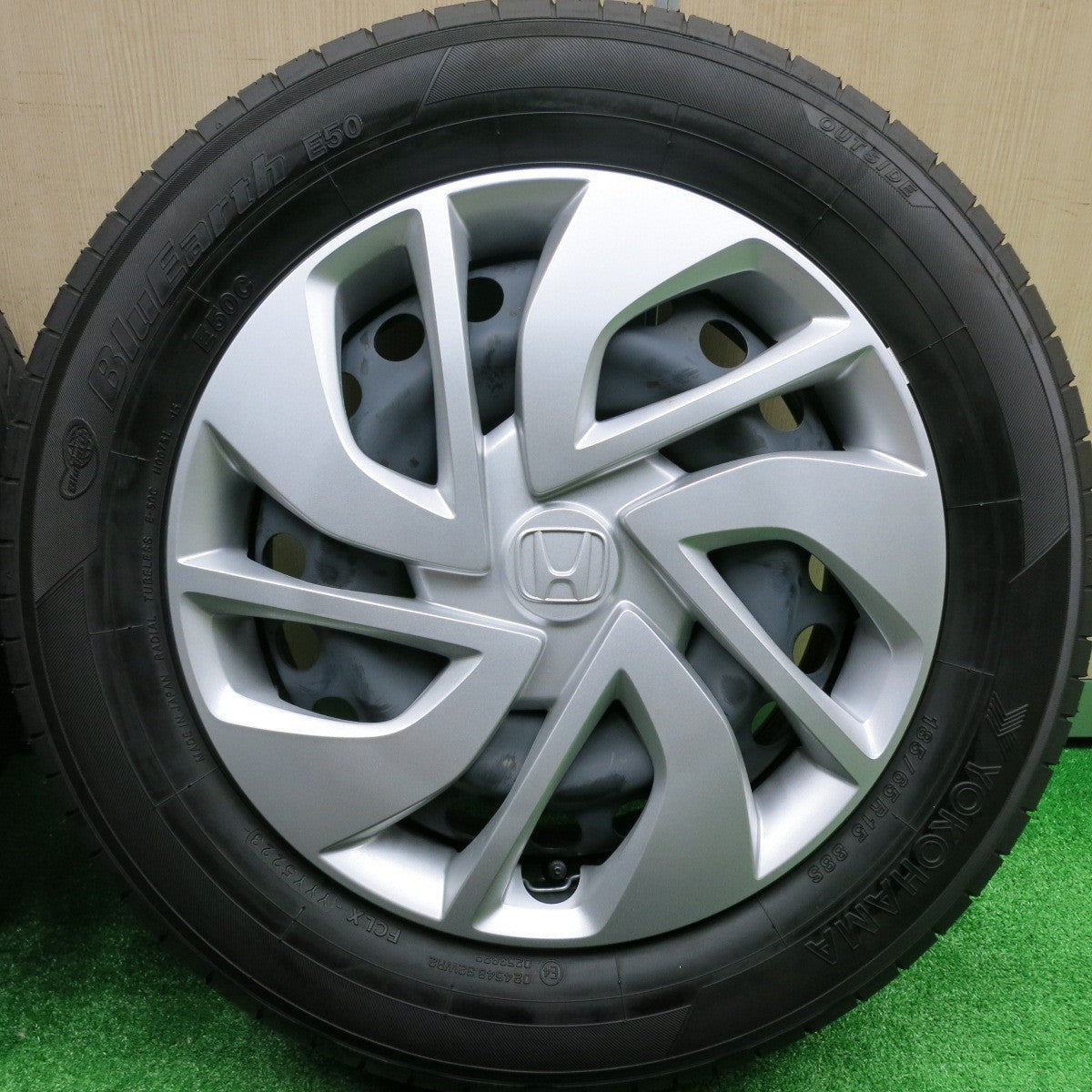 [送料無料] 新車外し！24年★ホンダ GB5 フリード 純正 スチール 185/65R15 ヨコハマ ブルーアース E50 E50C 15インチ PCD114.3/5H★4091602HAノ