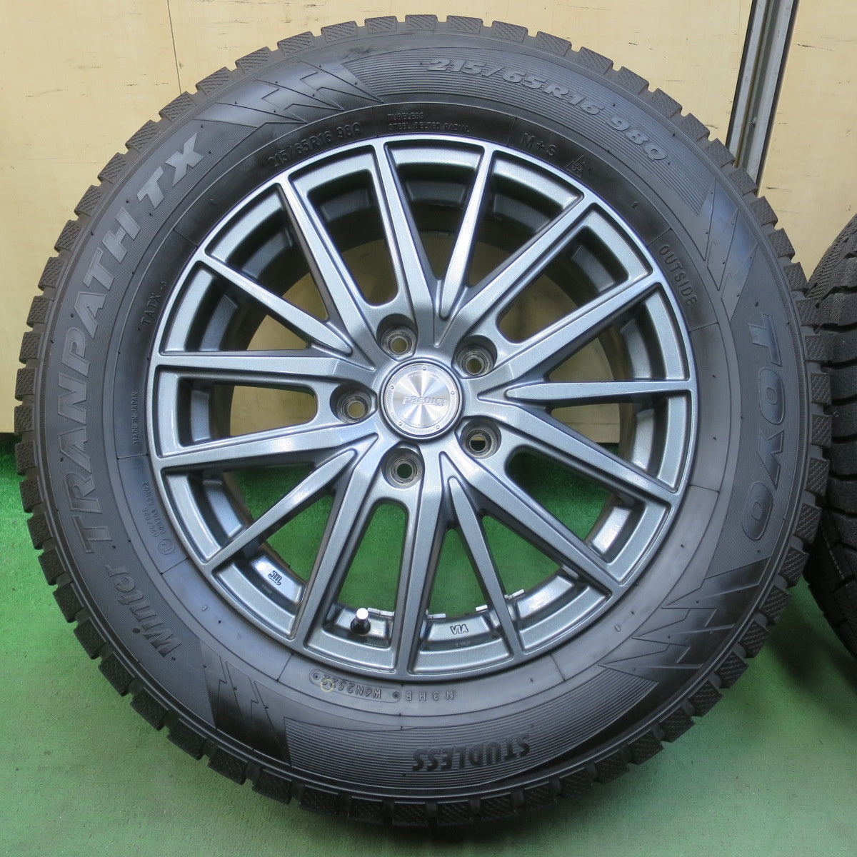 バリ溝！22年！9.5分以上★スタッドレス 215/65R16 トーヨー ウインター トランパス TX PREDICT 社外 アルミ 16インチ PCD114.3/5H★6051005イス