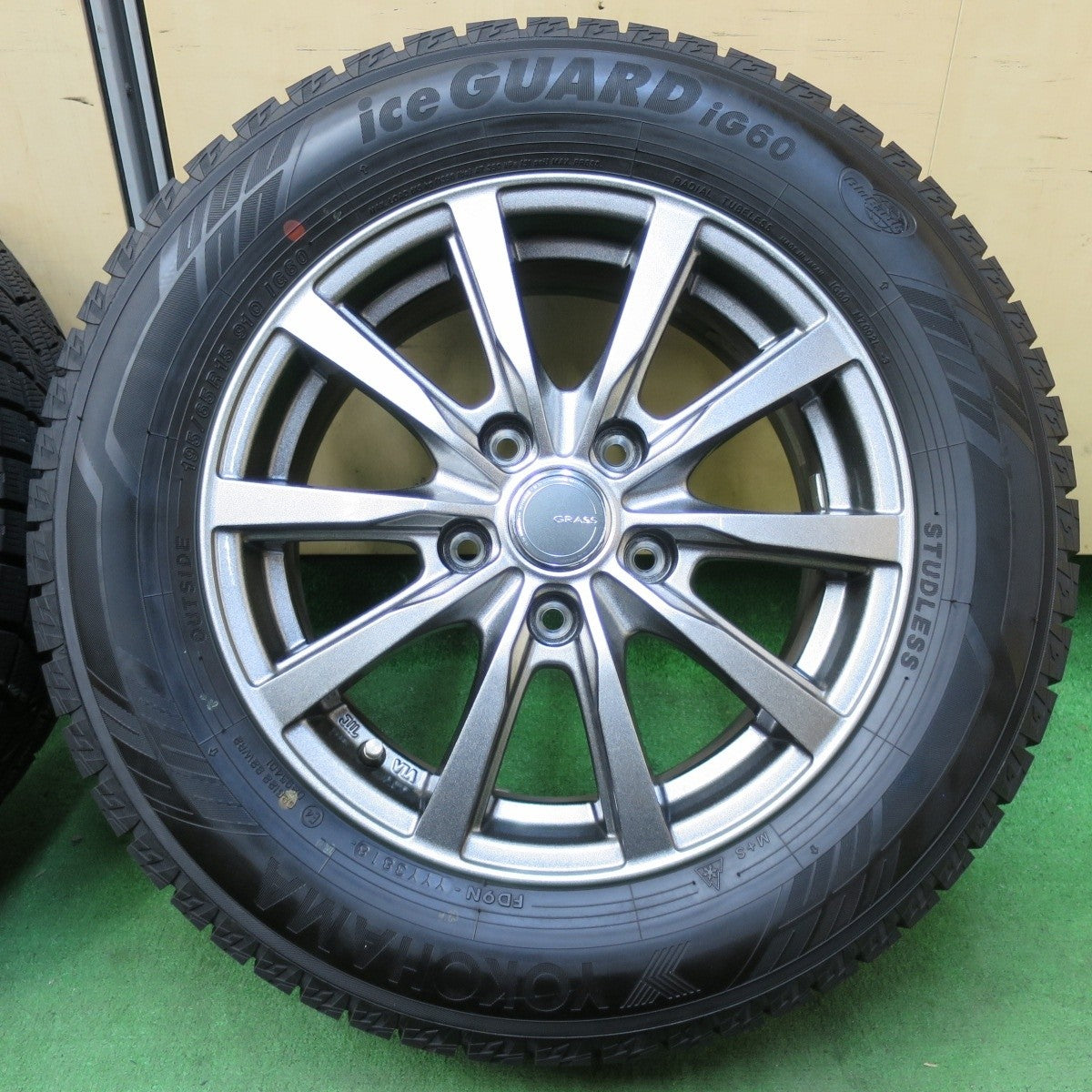 バリ溝！キレイ！9.5分以上★スタッドレス 195/65R15 ヨコハマ アイスガード iG60 GRASS グラス 15インチ PCD114.3/5H★4120704イス