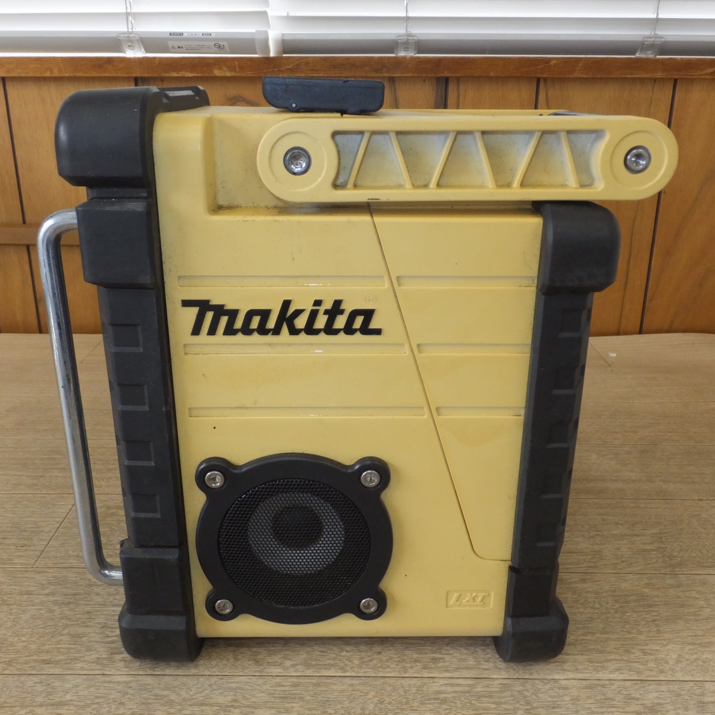 [送料無料] ★マキタ makita 充電式ラジオ MR102　アダプタ 付　DC7.2-18V　FM 76-90MHz　AM 522-1629kHz★