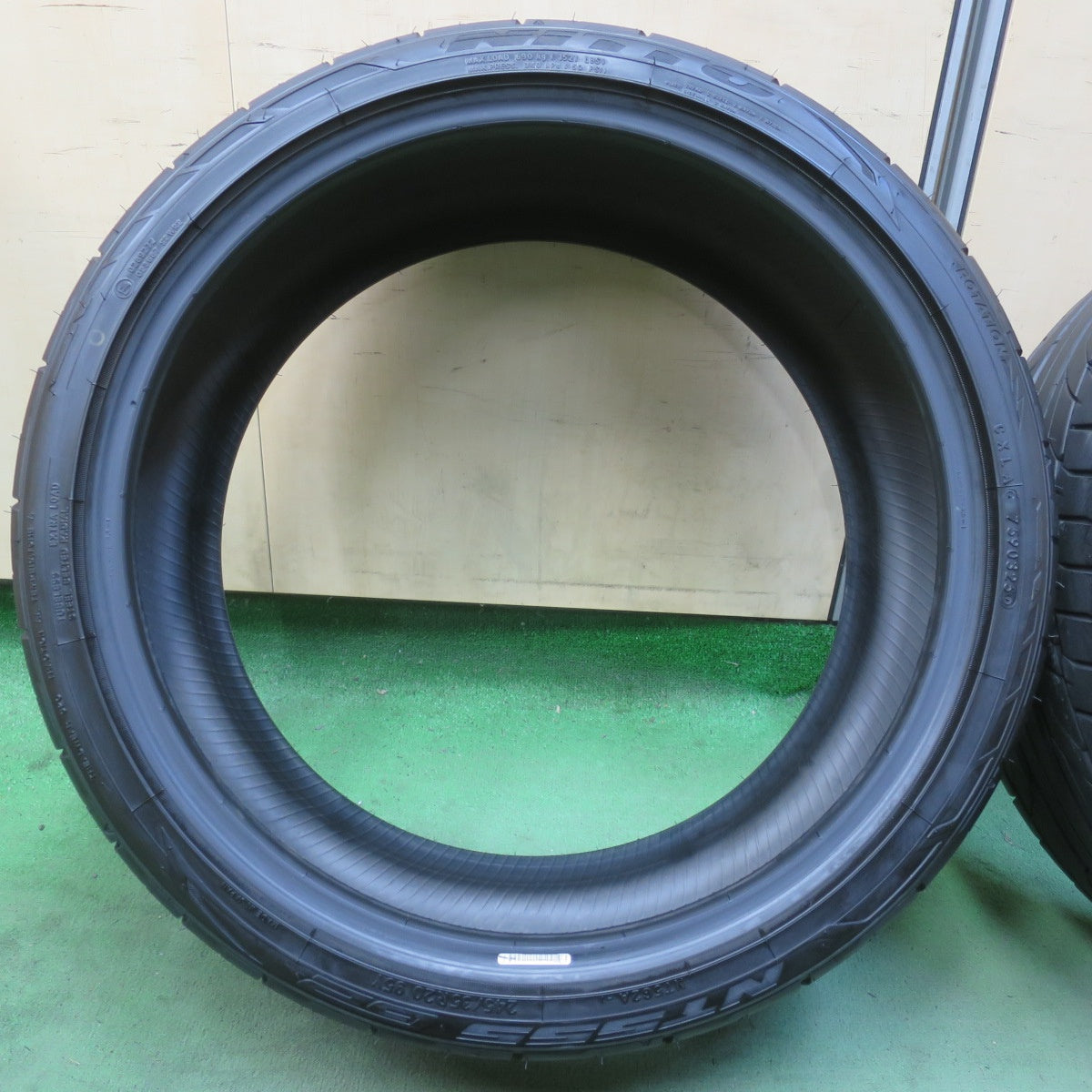 バリ溝！25年！9分★245/35R20 ニットー NT555 G2 タイヤ 20インチ アルファード ヴェルファイア 等★6041303イノタ