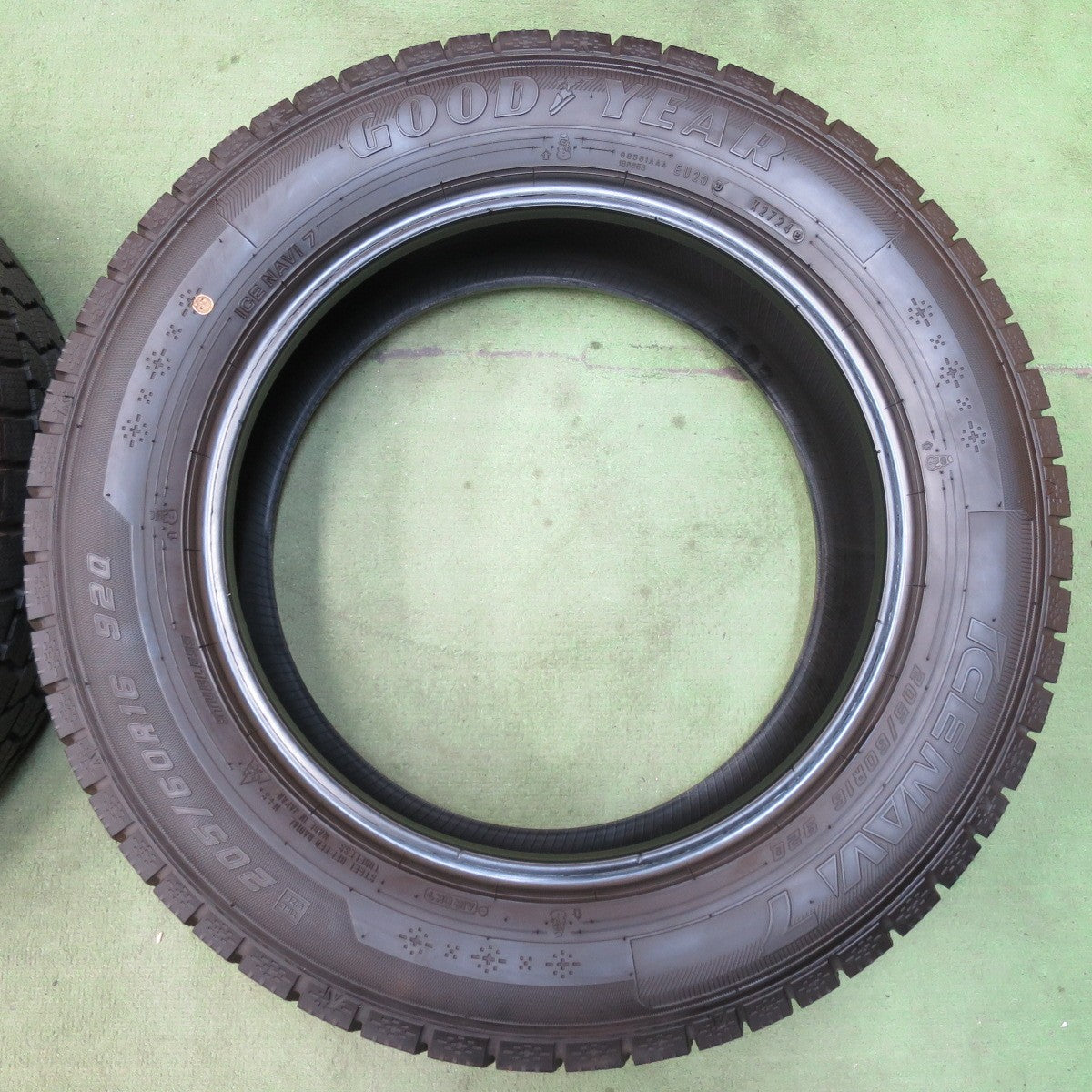 バリ溝！24年！ほぼ10分★スタッドレス 205/60R16 グッドイヤー アイスナビ7 タイヤ 16インチ ノア ヴォクシー プリウスα ステップワゴン 等★5120605イスタ