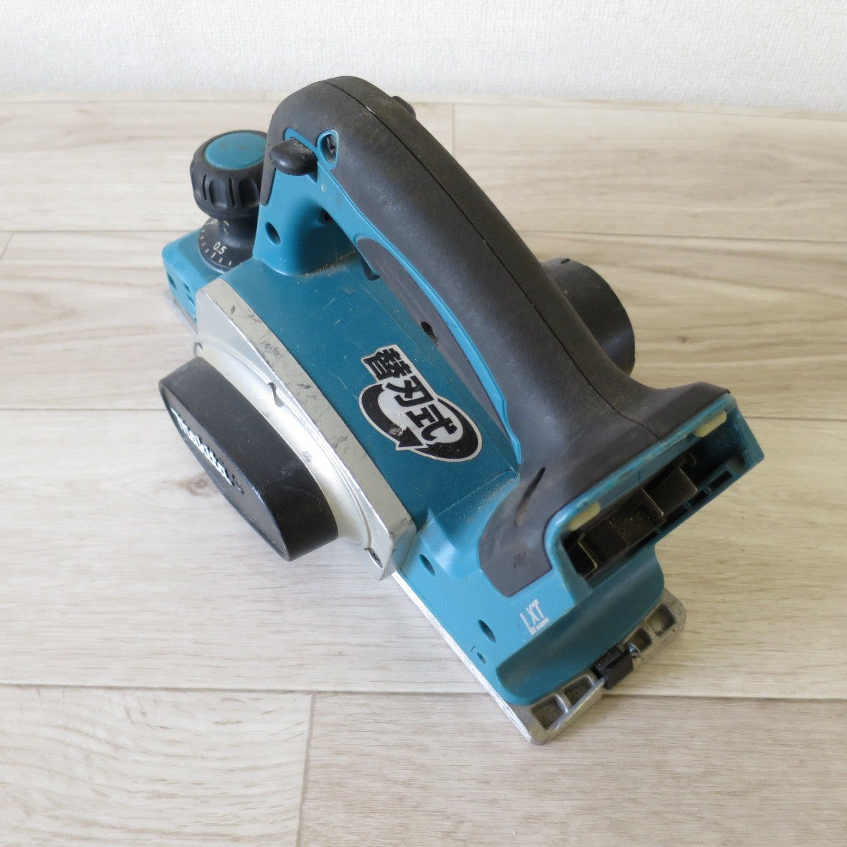 [送料無料] ◇マキタ 充電式 カンナ KP180D 82mm 電動 工具 本体のみ makita 鉋 かんな 切削◇
