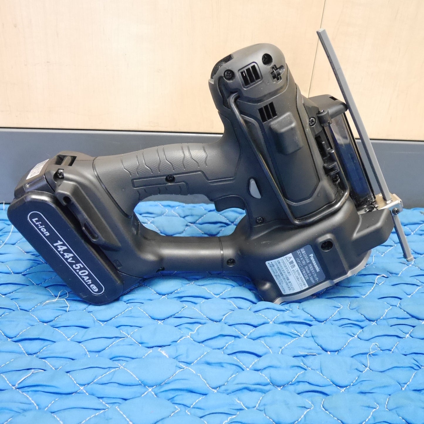 [送料無料] キレイ！バッテリー2個☆Panasonic 充電 全ネジ カッター EZ45A8LJ2F-B 電動 工具 切断機 全ねじ パナソニック 充電器 EZ0L81☆