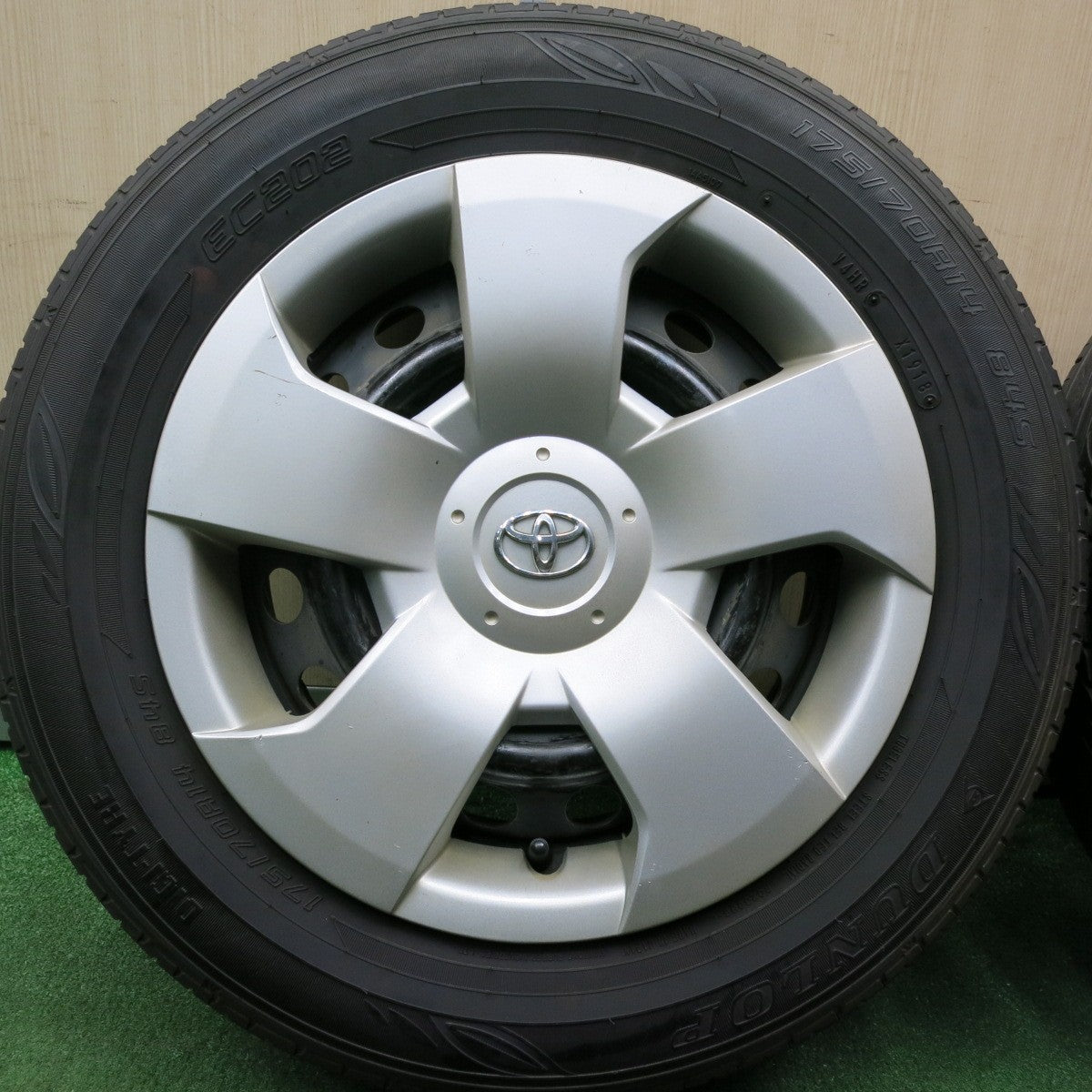 *送料無料* バリ溝！ほぼ10分★トヨタ シエンタ 純正 スチール 175/70R14 ダンロップ EC202 14インチ PCD100/4H★4051708HAノ