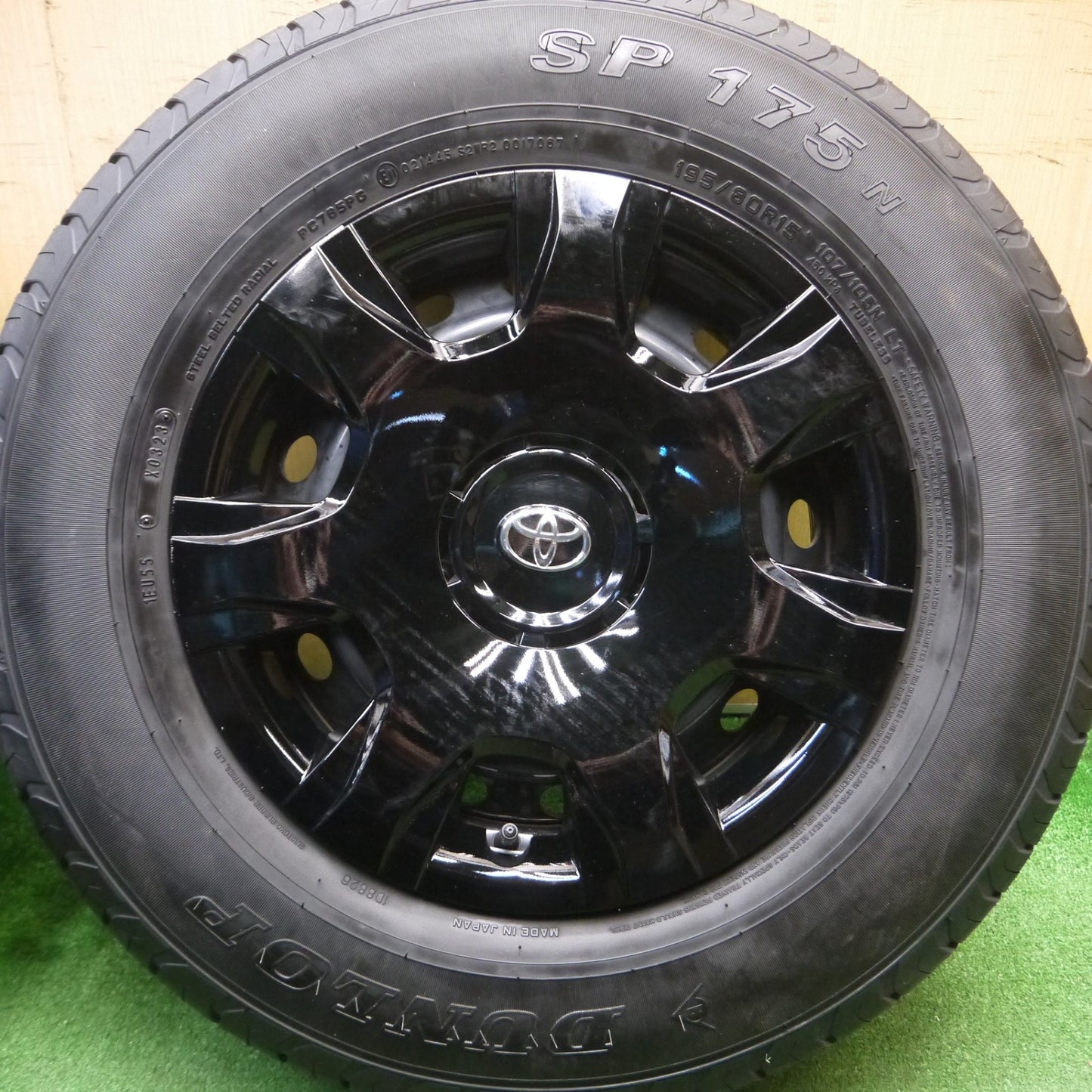 [送料無料] バリ溝！23年！キレイ！9.5分★トヨタ 200系 ハイエース 純正 スチール 195/80R15 107/105N ダンロップ SP175N 15インチ PCD139.7/6H★5012904Hノ