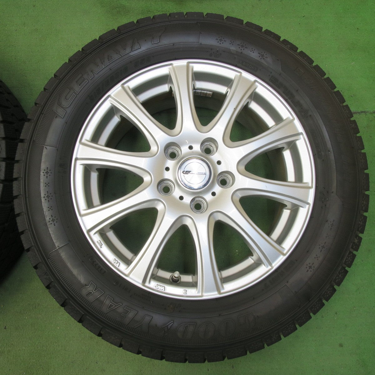 バリ溝！22年！9.5分★スタッドレス 215/60R16 グッドイヤー アイスナビ7 LAUFBAHNⅡ ラウフバーン2 16インチ PCD114.3/5H★5100602イス