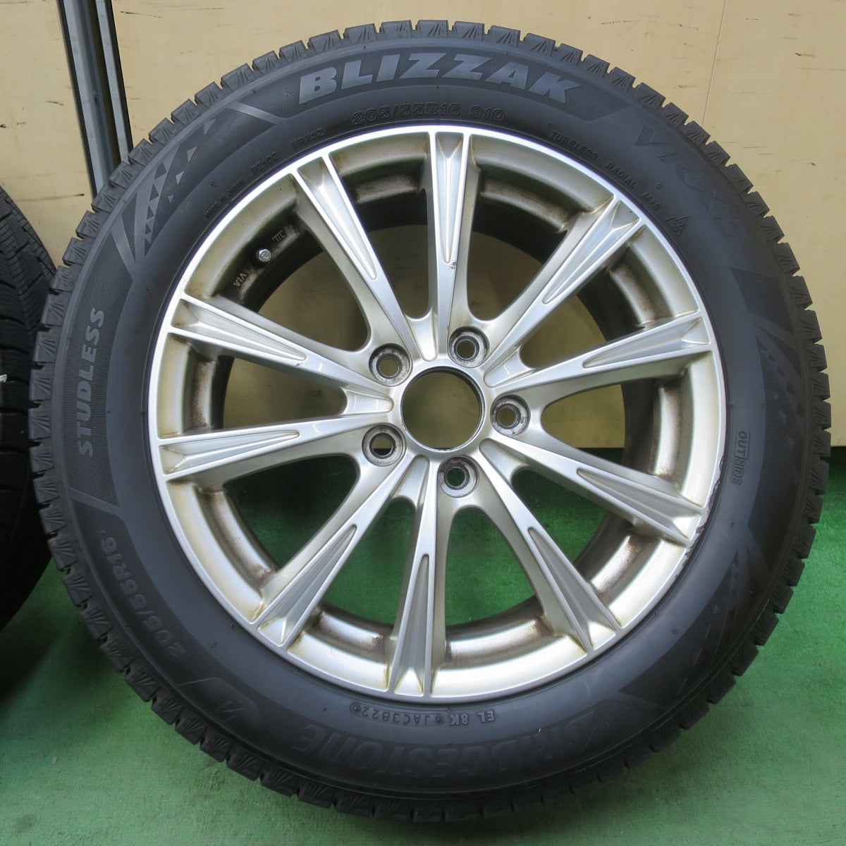 バリ溝！22年！9分★ボルボ 等 阿部商会 205/55R16 スタッドレス ブリヂストン ブリザック VRX3 16インチ PCD108/5H★6020406イス