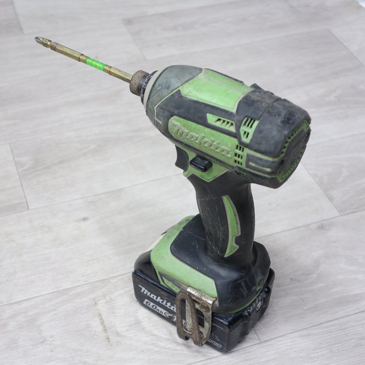 [送料無料] 付属品多数!バッテリー2個◆マキタ 充電式 インパクト ドライバー 18V TD149D ケース 充電器 付き 電動 工具◆