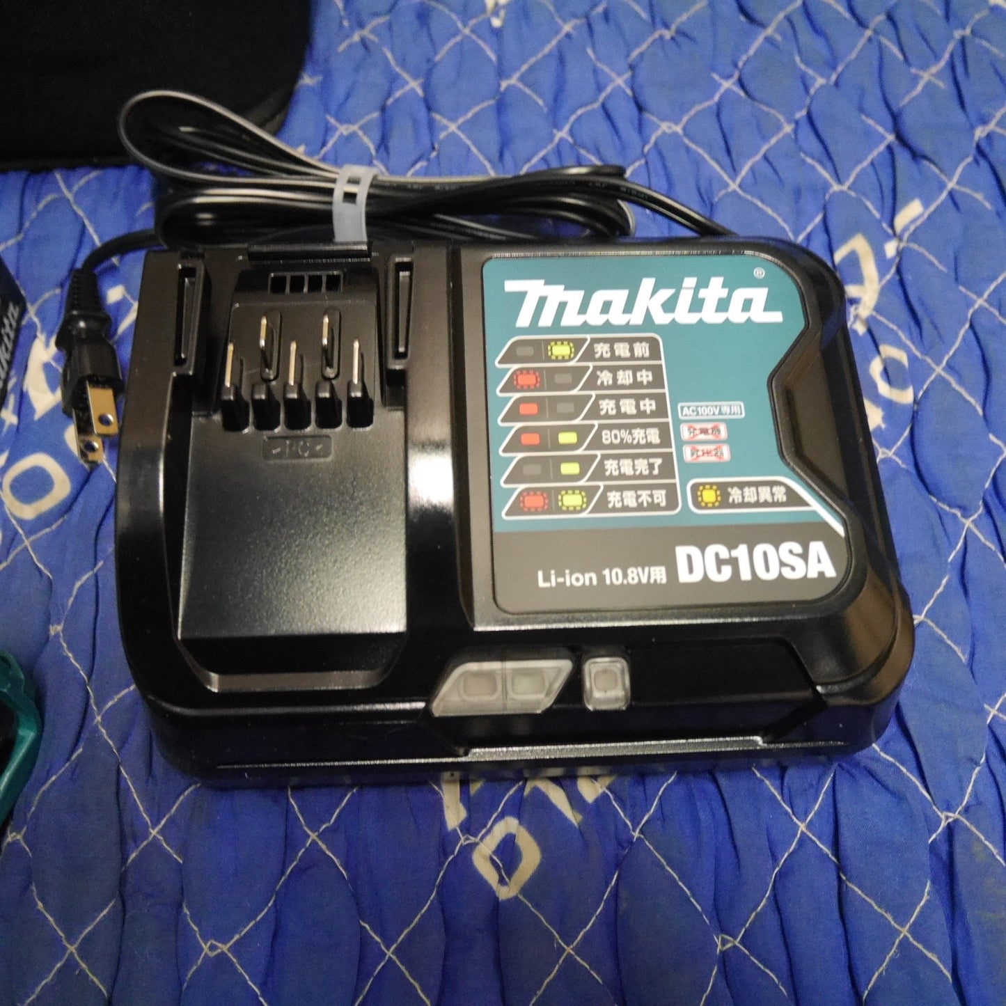 [送料無料] ほぼ未使用！美品！ブレード付き☆マキタ 充電式 マルチ カッター CP100D 電動 工具 切断機 曲線 加工 makita 充電器 DC10SA バッテリー BL1015☆