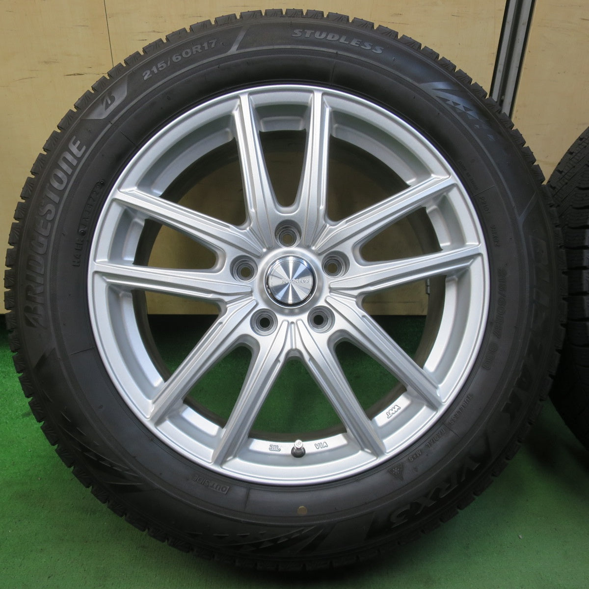 バリ溝！22年！キレイ！9.5分以上★スタッドレス 215/60R17 ブリヂストン ブリザック VRX3 ECO FORME エコフォルム 17インチ PCD114.3/5H★5100604イス