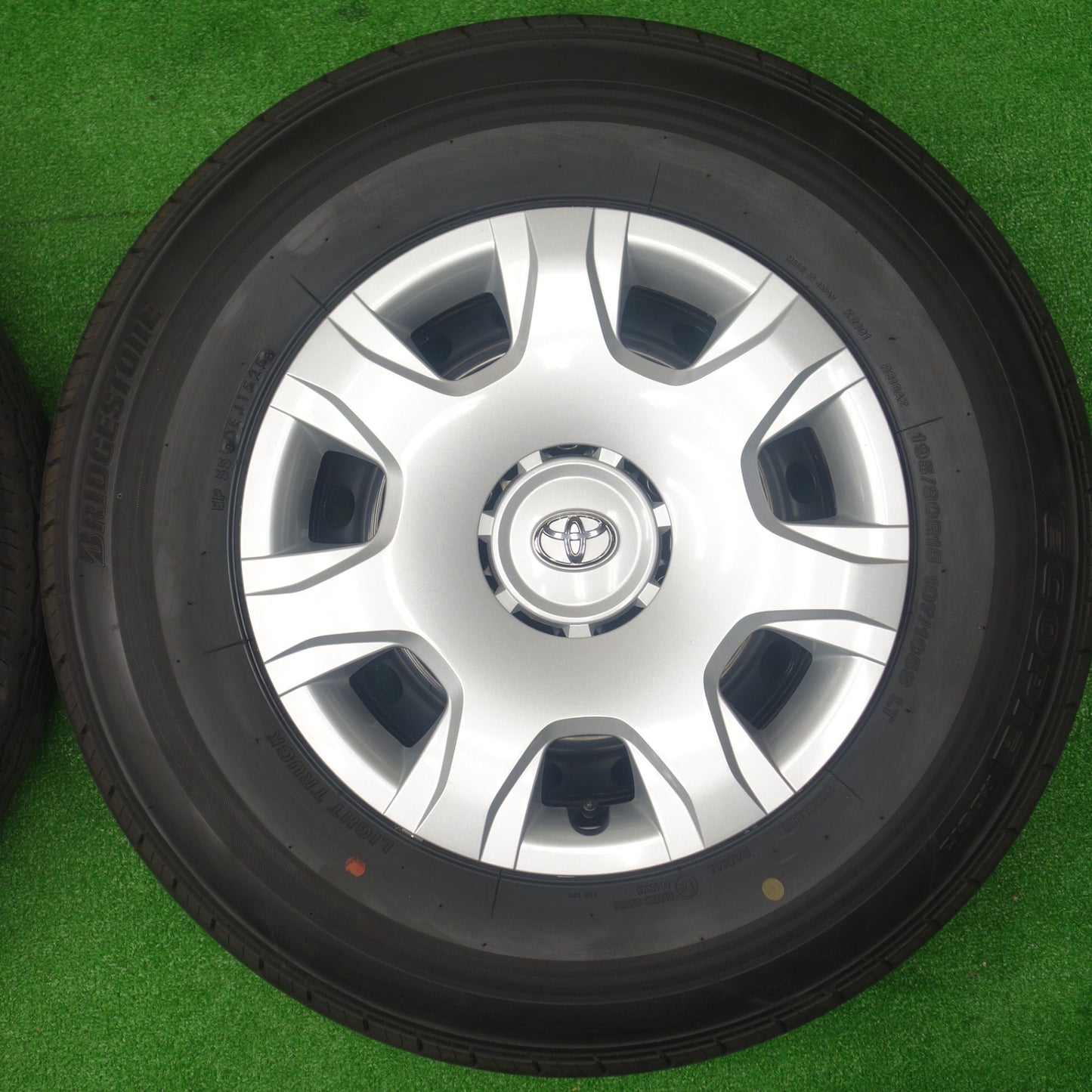 バリ溝！25年！キレイ！9.5分以上★トヨタ 200系 ハイエース 純正 スチール 195/80R15 107/105S ブリヂストン エコピア RD613 15インチ PCD139.7/6H★5122505KTノ