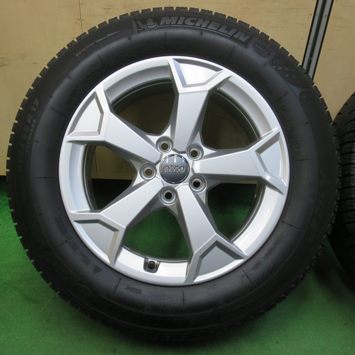 [送料無料] バリ溝！キレイ！9.5分★アウディ Q3 純正 215/65R17 スタッドレス ミシュラン X-ICE XI3 17インチ PCD112/5H★4111801イス