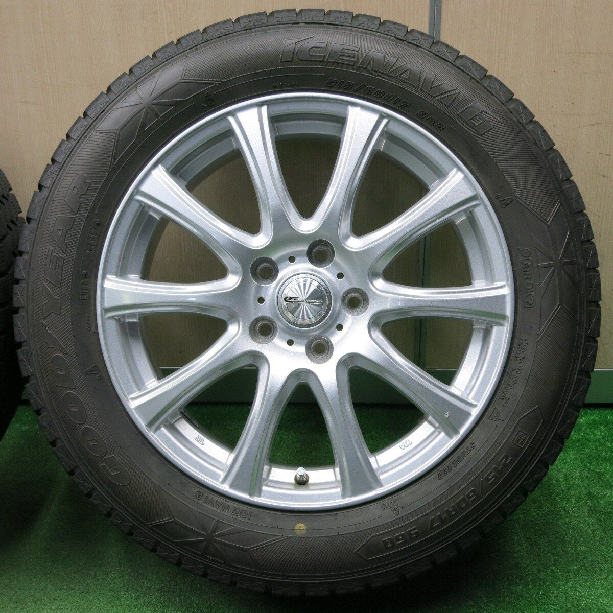 キレイ★スタッドレス 215/60R17 グッドイヤー アイスナビ6 LAUFBAHN 17インチ PCD114.3/5H★4121304NJス