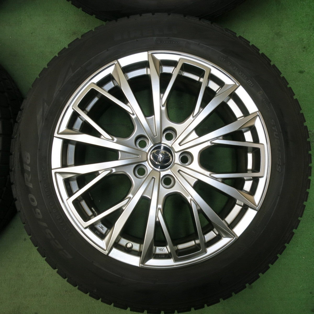 バリ溝！21年！キレイ！9.5分！付属品付★Lehrmeister L-F FIRST 225/60R18 スタッドレス ピレリ アイスアシンメトリコ レアマイスター L-Fファースト PCD114.3/5H★5022607SYス