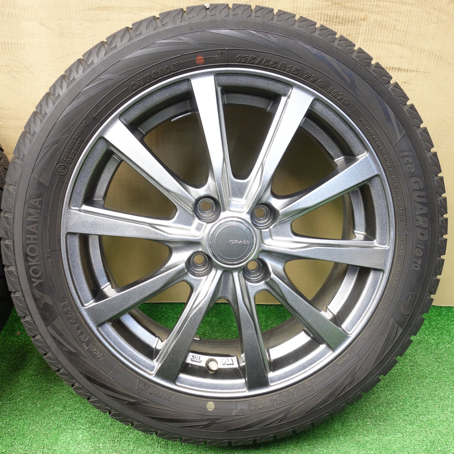 バリ溝！21年！キレイ！9.5分★スタッドレス 175/55R15 ヨコハマ アイスガード iG70 GRASS グラス 15インチ PCD100/4H★5121902KTス