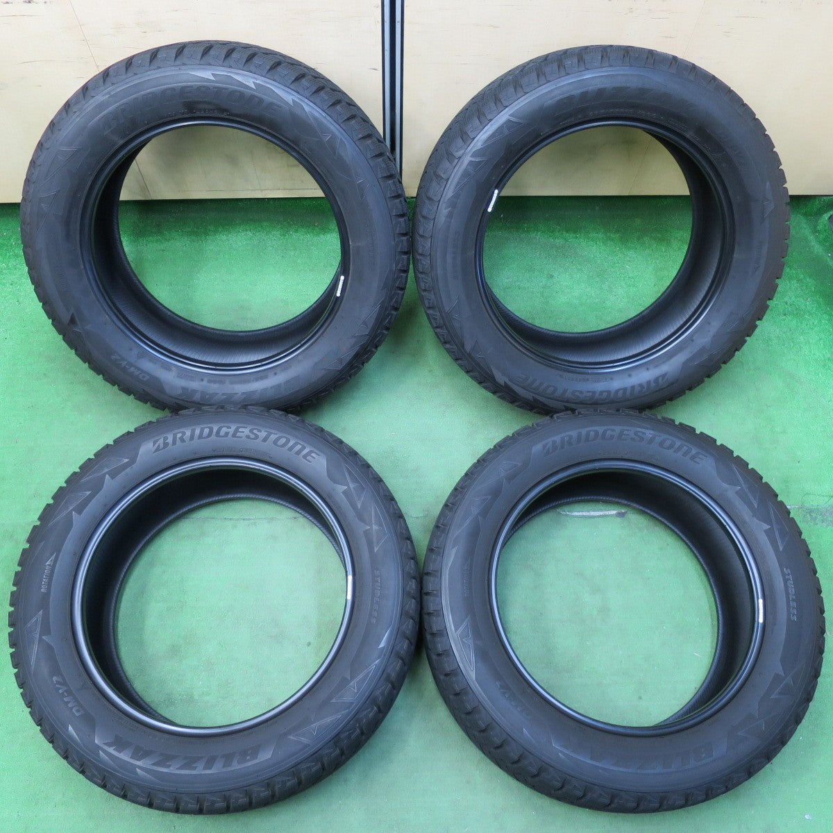[送料無料] バリ溝！8.5分★スタッドレス 265/55R19 ブリヂストン ブリザック DM-V2 タイヤ 19インチ ランクル プラド ベンツ 等★4112902イスタ